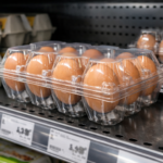Eier in Plastikverpackung. Foto: Copilot, KI